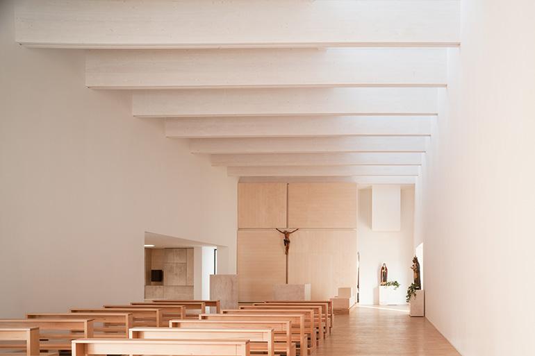 La giuria riconosce che il Complesso parrocchiale di Santa Chiara “si colloca nell’area centrale del piccolo abitato di Sini, nella Sardegna interna, con rigore formale e consapevolezza contestuale, cogliendo l’occasione per ricucire una serie di elementi spaziali, espressivi e relazionali del tessuto centrale. Interpretando elementi tipici dell’edilizia spontanea locale e di un’architettura sobria della koiné mediterranea, il progetto agisce in un contesto difficile per rinnovare i nessi di senso con le co