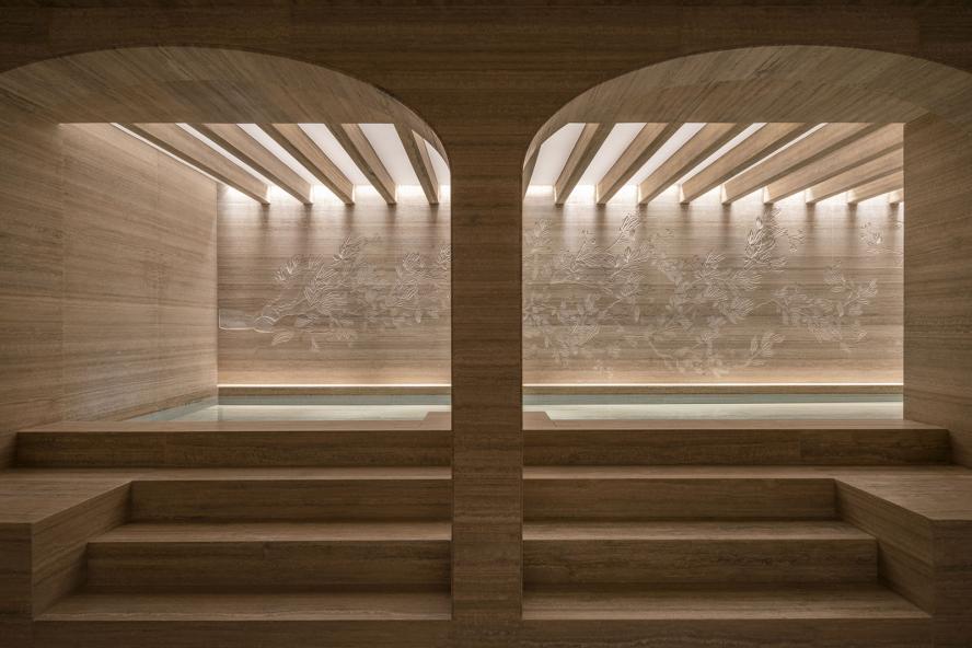 Six Senses Rome – Palazzo Salviati Cesi Mellini: La Spa al piano interrato è un luogo suggestivo ispirato alle antiche terme romane dove la memoria di antichi rituali si fonde con terapie high-tech e high-touch come biohacking, sound therapy, body cocoon ed esercizi di respirazione.