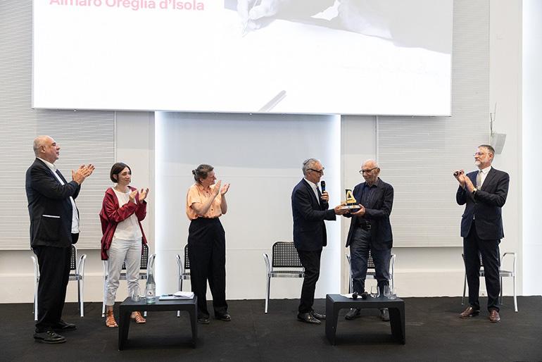 Annunciati i vincitori della quarta edizione del Premio italiano di Architettura: il Premio per il miglior edificio è vinto dagli architetti Carlo Atzeni, Maurizio Manias, Silvia Mocci, Franceschino Serra per il Complesso parrocchiale e chiesa di Santa Chiara, ex-aequo con lo studio ELASTICOFarm per il progetto S-LAB; Studio Ossidiana riceve il Premio under 35; ad Aimaro Oreglia d’Isola va il Premio alla carriera. I progetti dei vincitori e dei finalisti sono esposti in Triennale fino al 24 settembre. Premio italiano di Architettura 2023