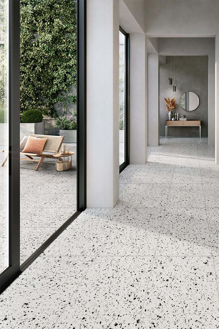 La nuova collezione Terrazzotech di Casalgrande Padana è proposta in sei diverse cromie (Tech Antracite, Argento, Beige, Bianco, Grigio e Nero) con finitura naturale, levigata e antiscivolo Bocciardata e declinata in tre formati (30x60 cm, 60x60 cm e 60x120 cm) in spessore 9,4 mm e in spessore 14 mm nel formato 60x60 cm, in superficie naturale. 