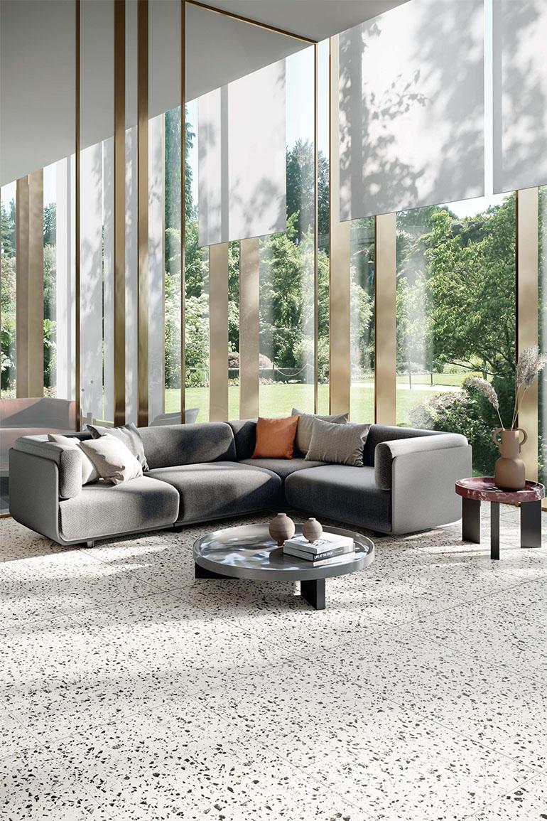 La nuova collezione Terrazzotech di Casalgrande Padana è proposta in sei diverse cromie (Tech Antracite, Argento, Beige, Bianco, Grigio e Nero) con finitura naturale, levigata e antiscivolo Bocciardata e declinata in tre formati (30x60 cm, 60x60 cm e 60x120 cm) in spessore 9,4 mm e in spessore 14 mm nel formato 60x60 cm, in superficie naturale. 