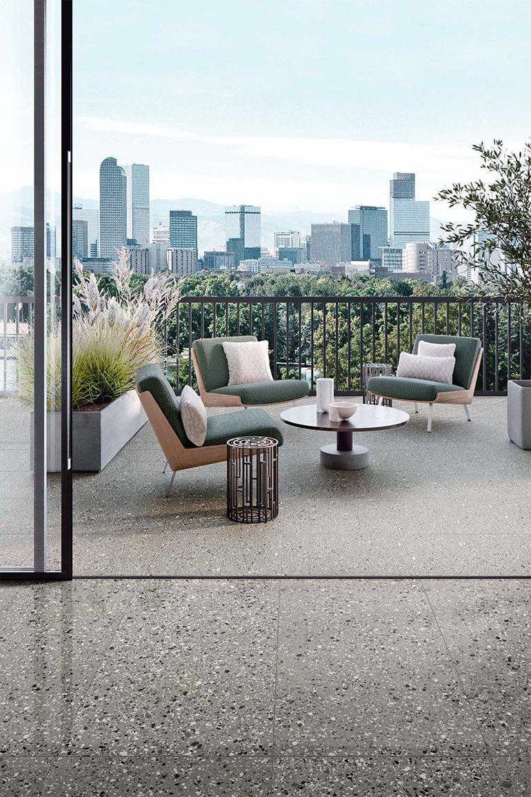 La nuova collezione Terrazzotech di Casalgrande Padana è proposta in sei diverse cromie (Tech Antracite, Argento, Beige, Bianco, Grigio e Nero) con finitura naturale, levigata e antiscivolo Bocciardata e declinata in tre formati (30x60 cm, 60x60 cm e 60x120 cm) in spessore 9,4 mm e in spessore 14 mm nel formato 60x60 cm, in superficie naturale. 