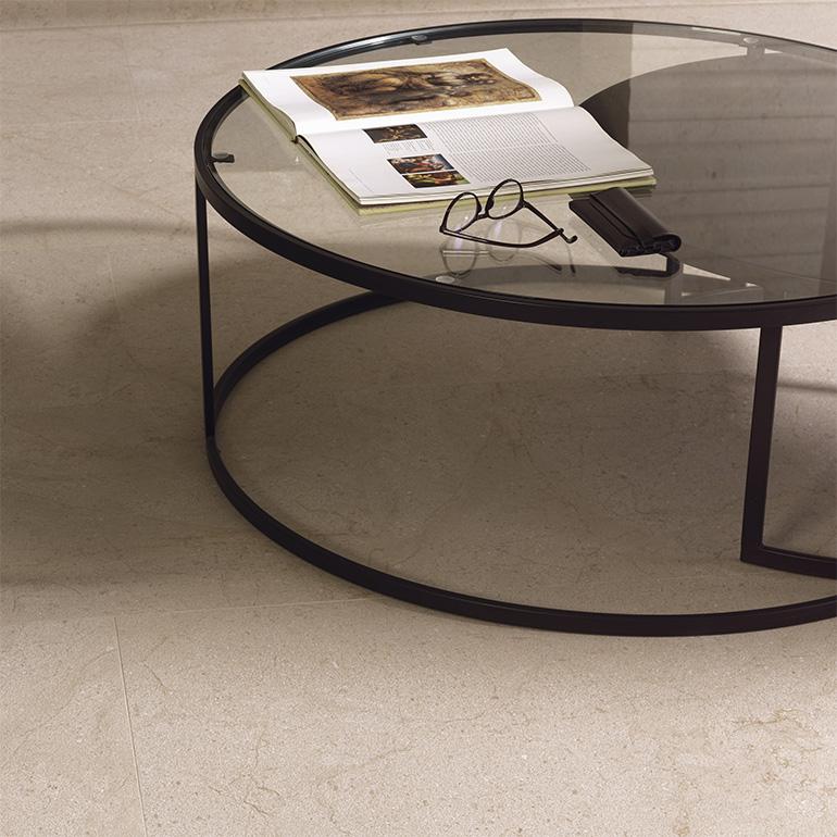 Dorcia di Porcelanosa , la raffinatezza della pietra Questa collezione, dall’aspetto morbido e dalla finitura opaca, è stata ispirata alla pietra calcarea, porosa e molto moderna, per rivestire case o qualsiasi tipo di progetto commerciale. Dorcia riesce a combinare le migliori prestazioni tecniche della ceramica e l’estetica della pietra, progettando ambienti dal design classico o contemporaneo.