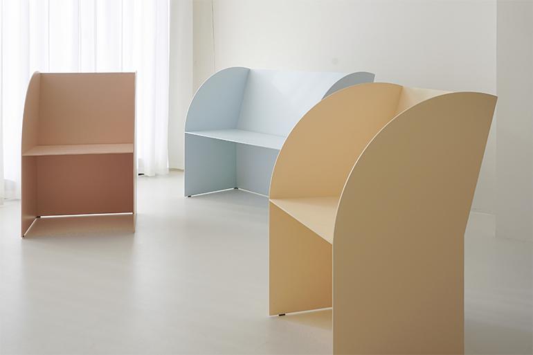 Forgiata da un’artigianalità cocciuta e discreta, ‘Coimbra’  è la nuova collezione di arredi in alluminio realizzata da Marco Ripa su disegno di Roberto Cicchinè. La serie, composta da poltrona, divanetto e madia, è stata presentata con successo a EDIT Napoli 2023 e, grazie alla sua modularità, è già pronta a evolvere in una famiglia allargata di oggetti multifunzionali. 