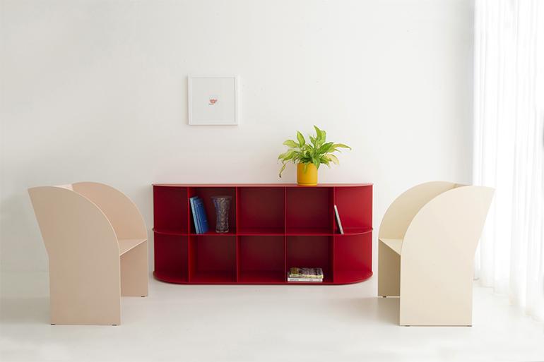 Forgiata da un’artigianalità cocciuta e discreta, ‘Coimbra’  è la nuova collezione di arredi in alluminio realizzata da Marco Ripa su disegno di Roberto Cicchinè. La serie, composta da poltrona, divanetto e madia, è stata presentata con successo a EDIT Napoli 2023 e, grazie alla sua modularità, è già pronta a evolvere in una famiglia allargata di oggetti multifunzionali. 
