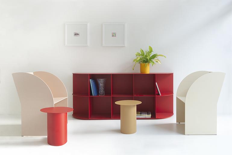 Forgiata da un’artigianalità cocciuta e discreta, ‘Coimbra’  è la nuova collezione di arredi in alluminio realizzata da Marco Ripa su disegno di Roberto Cicchinè. La serie, composta da poltrona, divanetto e madia, è stata presentata con successo a EDIT Napoli 2023 e, grazie alla sua modularità, è già pronta a evolvere in una famiglia allargata di oggetti multifunzionali. 