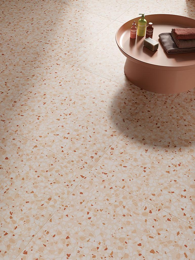 Nell’immagine, focus sul pavimento realizzato con GLIM, una collezione vitaminica capace di decorare gli ambienti con il colore, grazie a brick smaltati dal finish brillante. La finitura impiegata è Gemme Rosa, effetto terrazzo con finitura matt.