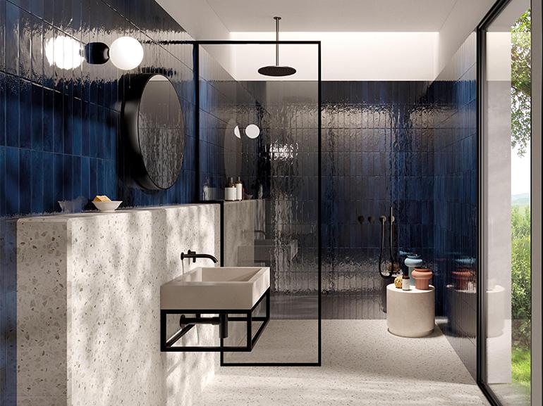 Nell’immagine, sofisticato bagno realizzato con GLIM, una collezione vitaminica capace di decorare gli ambienti con il colore, grazie a brick smaltati dal finish brillante. A parete, nel formato 6x24cm, Blu Navy, elegante tonalità che ricorda le profondità del mare, e Gemme Bianco, effetto terrazzo con finitura matt. A pavimento sempre Gemme Bianco, nel formato 60X60.