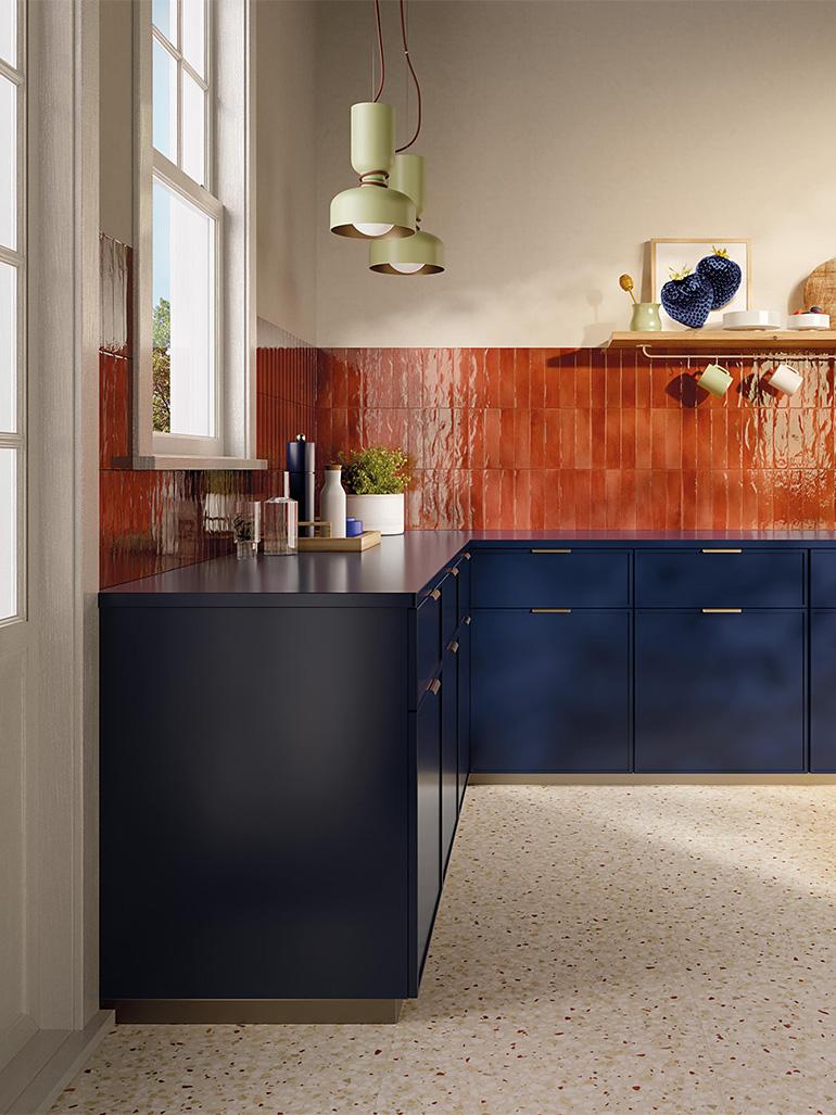Nell’immagine, originale ambiente cucina realizzato con GLIM, una collezione vitaminica capace di decorare gli ambienti con il colore, grazie a brick smaltati dal finish brillante. A parete, nel formato 6x24cm, la finitura Rosso Cuore, tonalità pulsante e screziata, capace di vestire le pareti di energia vitale e sensualità. A pavimento Gemme Beige, effetto terrazzo con finitura matt, formato 60x60cm.