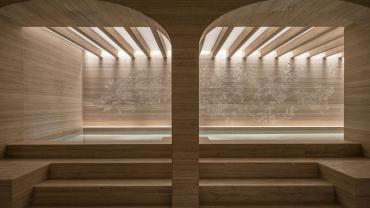 Six Senses Rome – Palazzo Salviati Cesi Mellini: La Spa al piano interrato è un luogo suggestivo ispirato alle antiche terme romane dove la memoria di antichi rituali si fonde con terapie high-tech e high-touch come biohacking, sound therapy, body cocoon ed esercizi di respirazione.