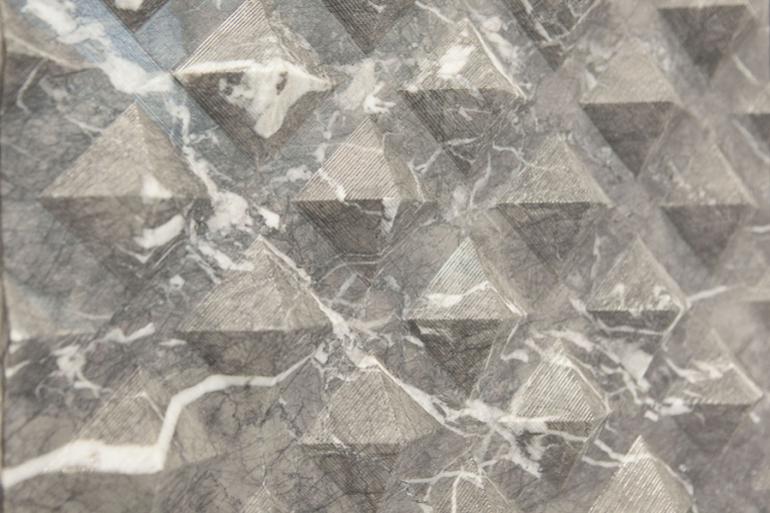 Grigio Carnico &ldquo;Tips&rdquo; -  Lesena moderna 3D realizzata in pietra Grigio Carnico con finitura rigata.