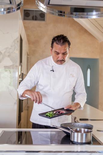 Italo Bassi, ristorante ConFusion, Porto Cervo, Italia; ripiano da cucina in Arctic White e rivestimento in Calacatta Gold con profili in acciaio